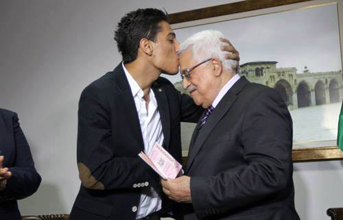 الرئيس الفلسطيني أبو مازن يسلم محمد عساف جواز سفره الدبلوماسي (صور وفيديو) الرئيس الفلسطيني أبو مازن يسلم محمد عساف جواز سفره الدبلوماسي (صور وفيديو)