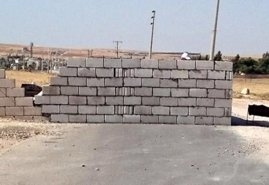 كركي يغلق شارعا بالطوب كركي يغلق شارعا بالطوب