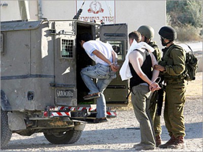 الاحتلال الاسرائيلي يقبض على فلسطينيين اثنين بتهمة محاولة طعن جنود بالضفة الغربية الاحتلال الاسرائيلي يقبض على فلسطينيين اثنين بتهمة محاولة طعن جنود بالضفة الغربية