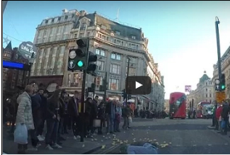 شاهد.. رجل منحوس يطرح أرضا ويملأ طريقا مزدحما بالبطاطس