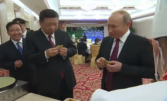 بالفيديو : بوتين والرئيس الصيني يتعلمان الطهي
