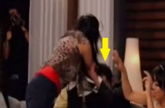 انقلبت الآية.. الزوجة تعتدي على زوجها وابنتهما راضية!!