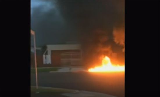 بالفيديو : تحطم طائرة وسط حي سكني في أستراليا