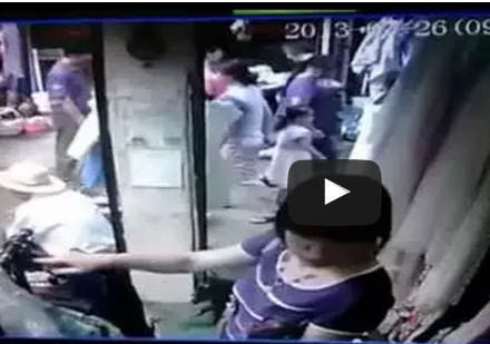 شاهد.. فتاة دخلت محل ملابس و الكاميرا تكشف سرقتها