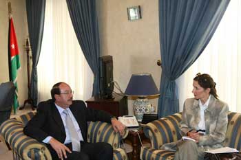 وزير الدولة لشؤون رئاسة الوزراء يلتقي السفيرة الفرنسية 