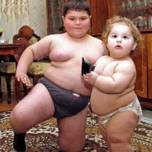 الأطفال البدناء يلقون معاملة قاسية من آبائهم