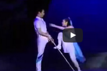 شاهد.. شاب وفتاة يتحديان إعاقتهما ويبكيان الجمهور