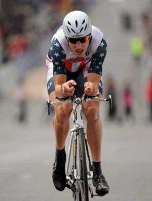 الأمريكي فيني يفوز بلقب السباق ضد عقارب الساعة ببطولة العالم للدراجات