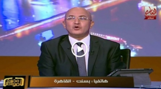 بالفيديو.. متصلة تصدم مذيع مصري: «قفشت جوزي بيخوني في الحمام»