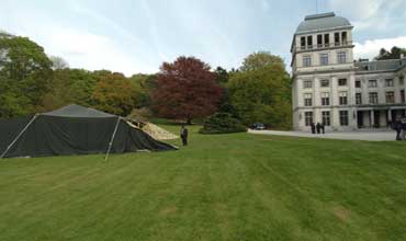 الغموض الذي يخيم على القذافي : أهدافه ، تحركاته ، حارساته ، خيمته ، ثروته ..