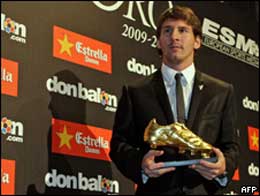 ليونيل ميسي يتسلم جائزة الحذاء الذهبي 