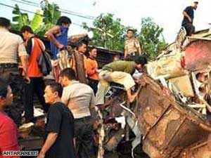  31 شخصا في تصادم قطاري ركاب بإندونيسيا
