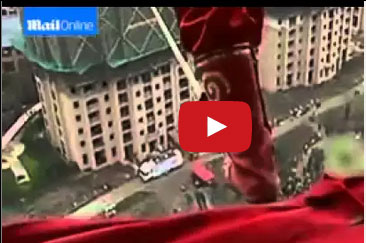 شاهد.. مغامرة مجنونة من ارتفاع 335 قدما