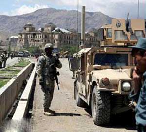 مسؤول باكستاني: استمرار إغلاق خط امداد الناتو إلى أفغانستان