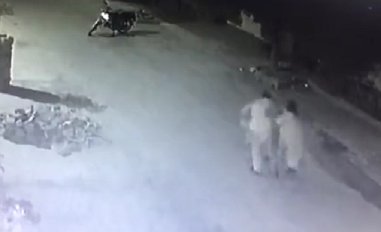 بالفيديو: لحظة اعتداء رجل باكستاني على زوجته السابقة حتى الموت