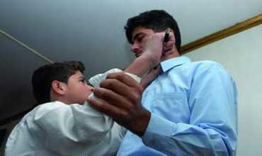 استاذ في الكرك يتعرض لـ " علقة ساخنة " داخل غرفة الصف استاذ في الكرك يتعرض لـ " علقة ساخنة " داخل غرفة الصف