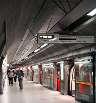 اضراب العاملين في مترو انفاق لندن يصيب المدينة بشلل تام