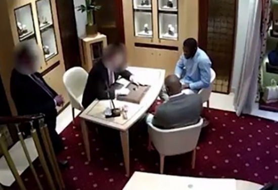 بالفيديو .. تظاهرا بأنّهما زبونان محترمان.. وهذا ما فعلاه بالفيديو .. تظاهرا بأنّهما زبونان محترمان.. وهذا ما فعلاه