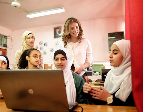 الملكة رانيا تزور مدرسة اسكان الجامعة وتطلع على انشطة لمبادرة التعليم الاردنية