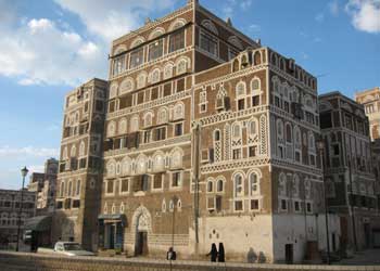 3 إصابات بهجوم استهدف سيارة دبلوماسية بريطانية في صنعاء