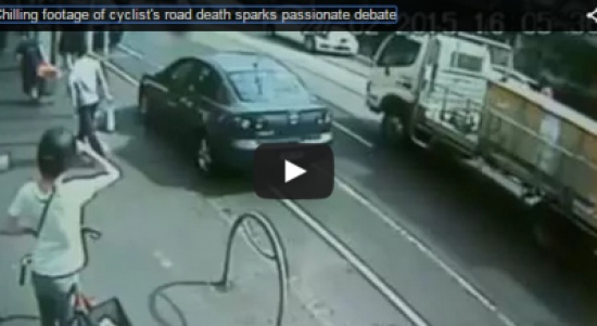 بالفيديو.. شاحنة ضخمة تنهي حياة متسابق دراجات