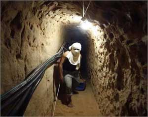 الغزيون اخترقوا الجدار الفولاذي 