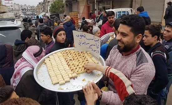 بالفيديو : سوريون يوزعون الحلوى في ريف إدلب احتفالا بمقتل قاسم سليماني بالفيديو : سوريون يوزعون الحلوى في ريف إدلب احتفالا بمقتل قاسم سليماني