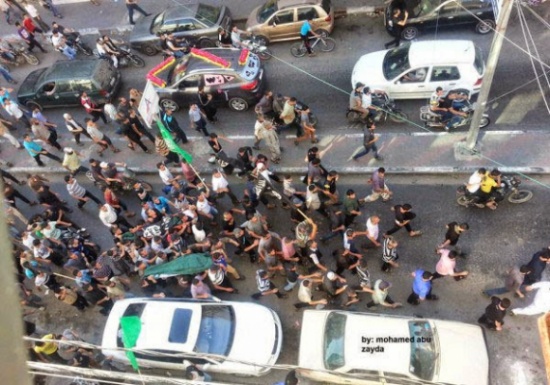 فلسطين : زفة عريس و زفة شهيد في نفس الطريق فلسطين : زفة عريس و زفة شهيد في نفس الطريق