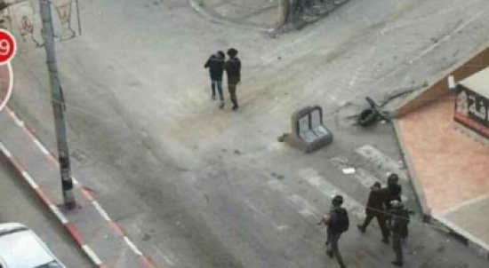 اعتقال طفل فلسطيني أمام بقالة بالقدس اعتقال طفل فلسطيني أمام بقالة بالقدس
