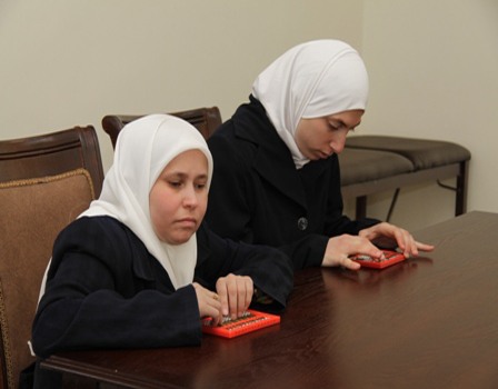 وفد الجمعية العربية للمكفوفين يزور المركز السعودي للكفيفات