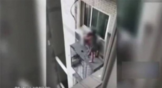 فيديو يحبس الأنفاس .. امرأة وابنتها تحاولان الانتحار!