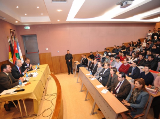 الامانة تطلق مشروع الفرز الورقي في المبنى الرئيسي الامانة تطلق مشروع الفرز الورقي في المبنى الرئيسي