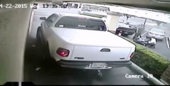 شاهد..  يصدم إمرأة مسنة بسيارته ويفر هاربًا