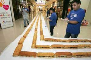 دبي تصنع "أطول ساندويتش" في العالم بطول 2.6 كيلومتر