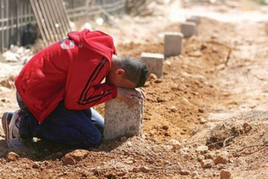 بعد أن دفن والدته قرر البقاء الى أن ذهب الجميع .. وكانت المصيبة!! بعد أن دفن والدته قرر البقاء الى أن ذهب الجميع .. وكانت المصيبة!!