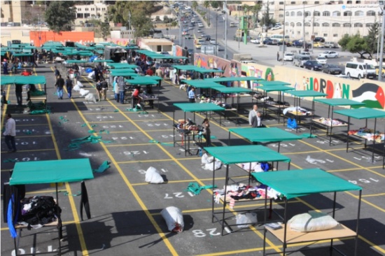 بالصور .. أصحاب البسطات يباشرون عملهم في سوق راس العين