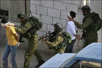 الاحتلال يعتقل 7 فلسطينيين في رام الله والخليل