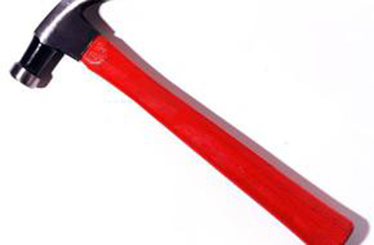 أصدر مخالفة وقوف فتلقى.. مطرقة على رأسه