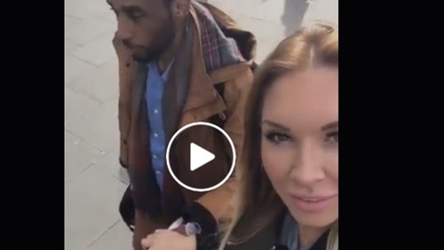 بالفيديو.. رد فعل المارة على فتاة حسناء تحاول تقبيلهم وسط الشارع