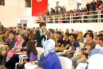 الدكتورة المعايطة تتجول بين الطلبة 