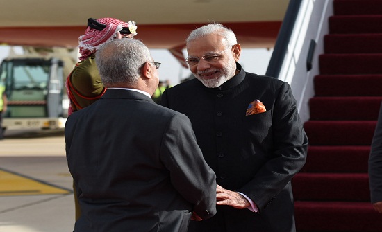 رئيس وزراء الهند يصل الى عمان رئيس وزراء الهند يصل الى عمان