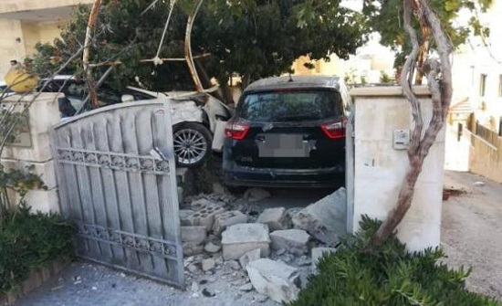 عمان : خمسينية تفقد السيطرة على القيادة وتصطدم بجدار منزل