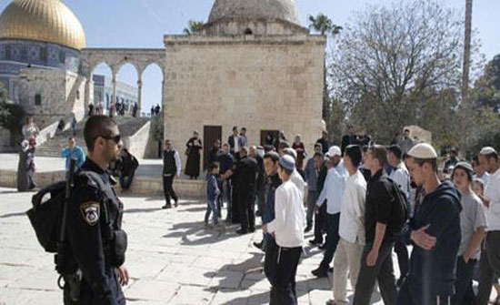 مستوطنون متطرفون يقتحمون باحات الاقصى