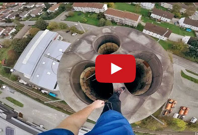 شاب يتسلق مدخنة شاهقة الارتفاع!