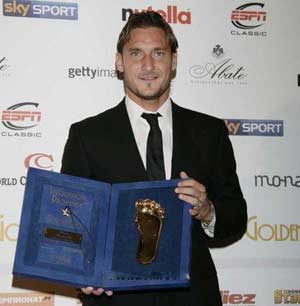 توتي يتفوق على راؤول وبيكهام ويفوز بجائزة القدم الذهبية 