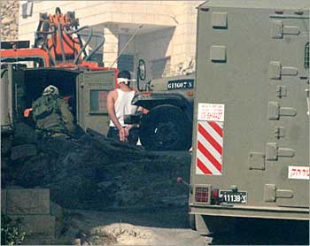 الاحتلال يعتقل 13 فلسطينيا في الضفة الغربية