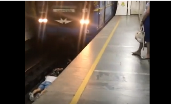 فيديو | مراهقان يستلقيان تحت قطار متحرك.. وهذا ما حدث لهما!