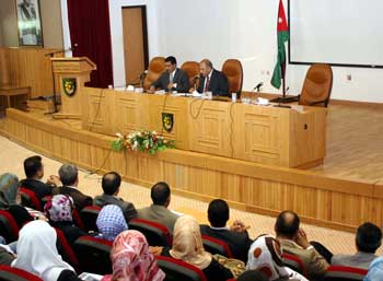 رئيس جامعة البلقاء التطبيقية يلتقى الطلبة الجدد