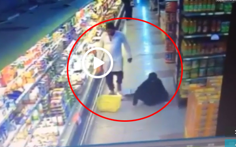 السعودية.. فيديو لمقيم يعتدي على امرأة داخل أحد الأسواق السعودية.. فيديو لمقيم يعتدي على امرأة داخل أحد الأسواق