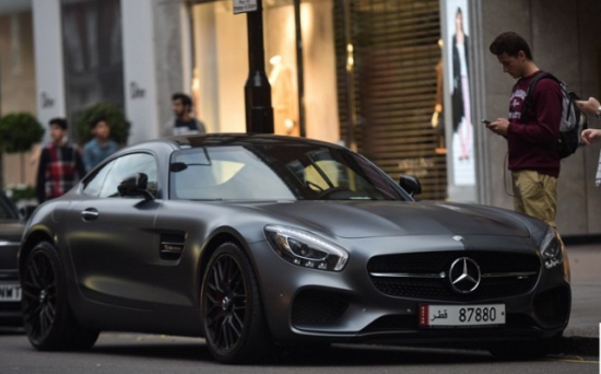 صور - سيارات العرب الفاخرة تغزو لندن وتثير المارة